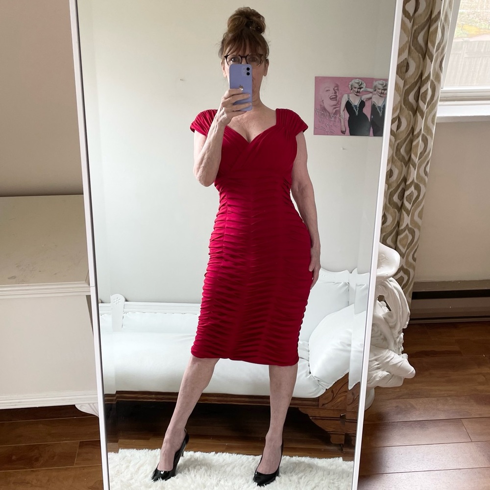 LIPSTICK RED SLEEVELESS FITTED DRESS TEXTURE ZIPPER LINED V NECK STRETCH